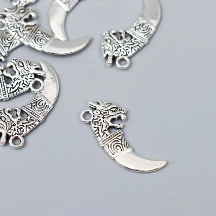 Металлический элемент, декоративная подвеска &laquo;Арт Узор. Клык дракона&raquo;, серебро, 2.9&times;1.3 см