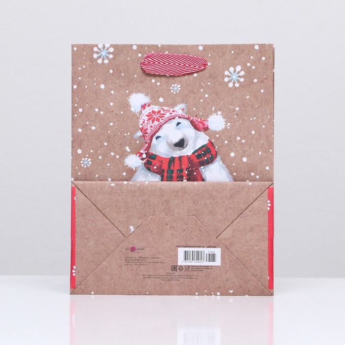 Пакет бумажный подарочный новогодний крафт "Белый медведь" 18 х 22,3 х 10 см.