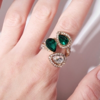 Кольцо &laquo;Драгоценность&raquo; капля трио, цвет бело-изумрудный в золоте, безразмерное