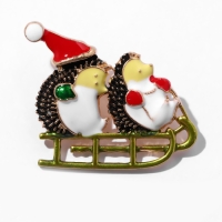 Брошь новогодняя &laquo;Ёжики&raquo; на санях, цветная в золоте