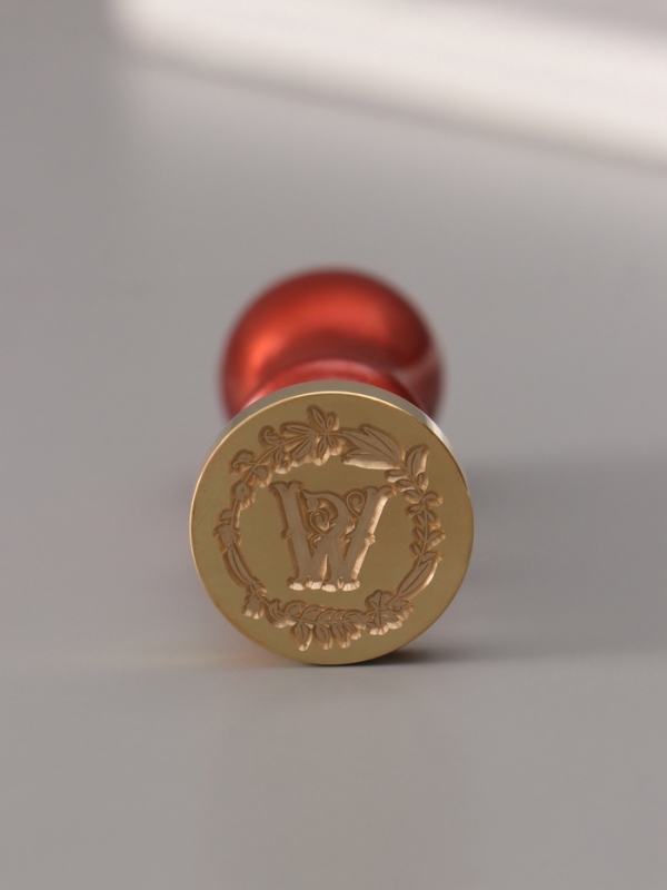 Печать для сургуча с пластиковой ручкой Печать для сургуча с пластиковой ручкой "Венок с буквой W" 2,5х2,5х6,3 см