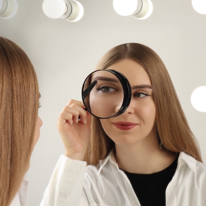 Зеркало макияжное, увеличение &times; 3, на присосках, d = 9 см, цвет чёрный