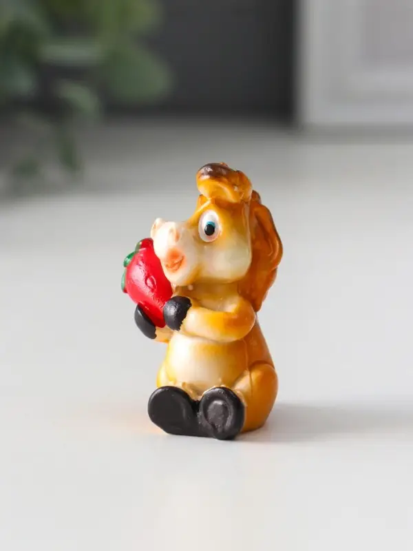 Сувенир полистоун "Коняшка с фруктиком" МИКС 2,2х2,5х4,7 см