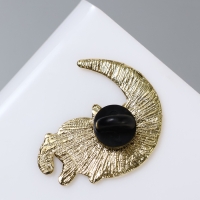 Значок &laquo;Кот&raquo; на Луне, цвет чёрно-белый в золоте