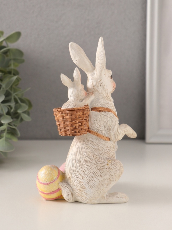 Сувенир полистоун "Кролик с крольчонком в корзине, с крашенными яйцами" 10х8,5х15,5 см