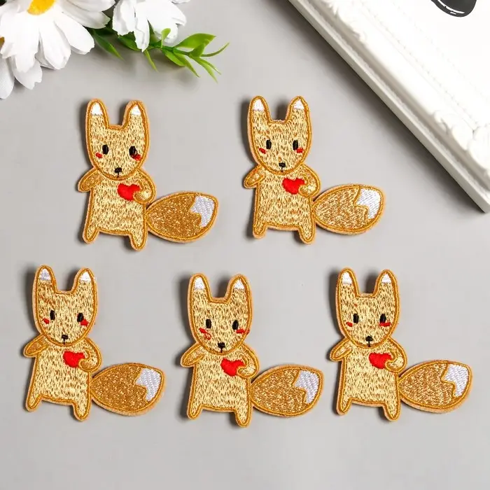 Декоративный элемент для творчества &laquo;Арт Узор. Белочка с сердечком&raquo;, текстиль вышивка, 5.2&times;5.5 см