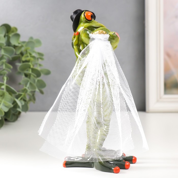 Сувенир полистоун лак "Лягушачья свадьба" 17х9,6х8 см