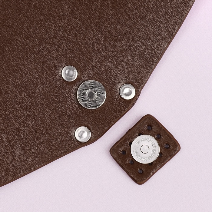 Крышка-клапан для сумки, с ручкой, на магнитной кнопке, 23 &times; 21 см, цвет коричневый/серебряный