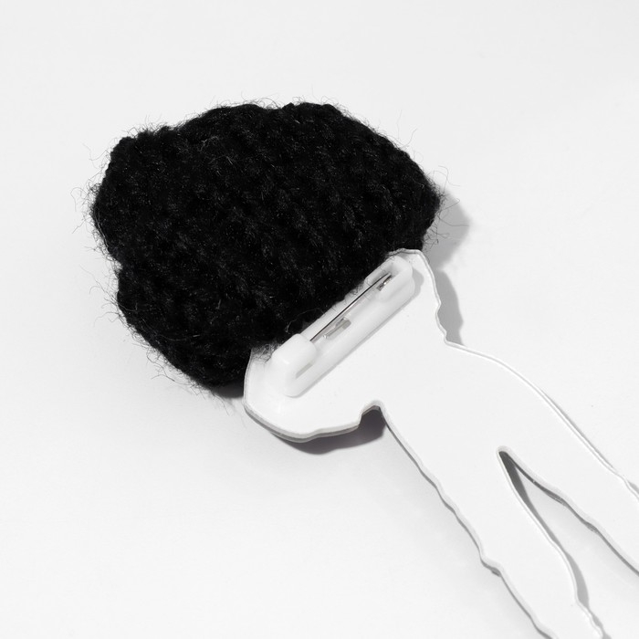 Брошь &laquo;Девочка&raquo; в спортивном костюме, цветная в серебре