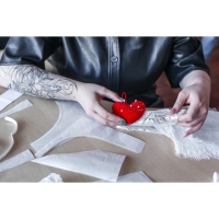 Игольница с петлёй &laquo;Сердце&raquo;, 8,5 &times; 6,5 &times; 3,5 см, цвет красный