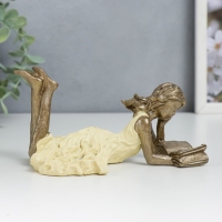 Сувенир полистоун "Девушка читает книгу, жёлтое платье" 6,5х9х14 см