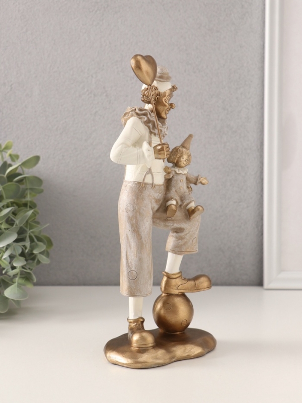 Сувенир полистоун "Клоун с малышом и воздушным шариком" бело-бежевый 10,5х7х25,5 см