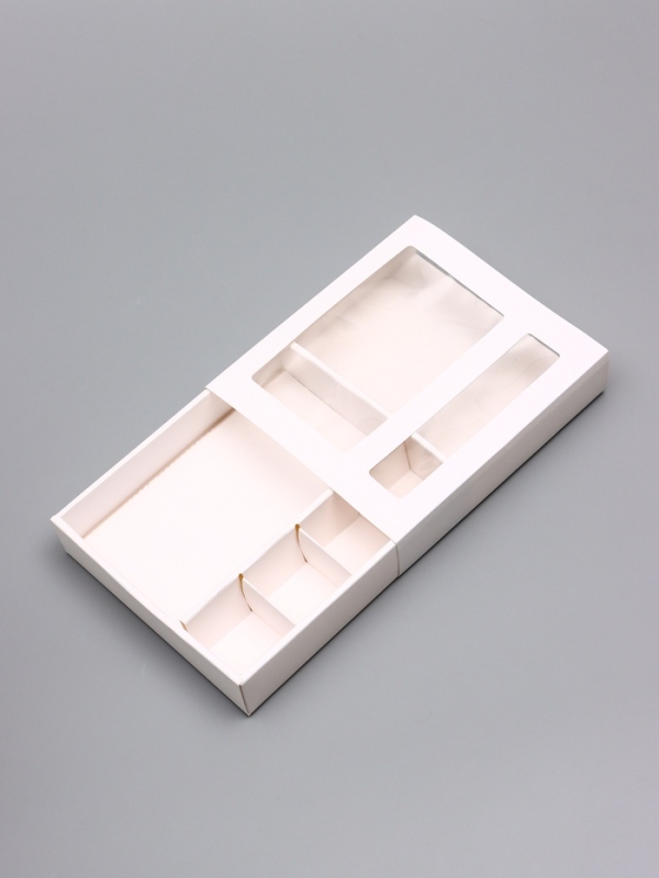 Коробка для 4 конфеты и шоколадку, 17,7 х 15,7 х 3,85 см. Кондитерская упаковка