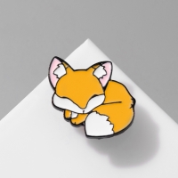 Значок &laquo;Лисёнок&raquo; спящий, цветной в чёрном металле