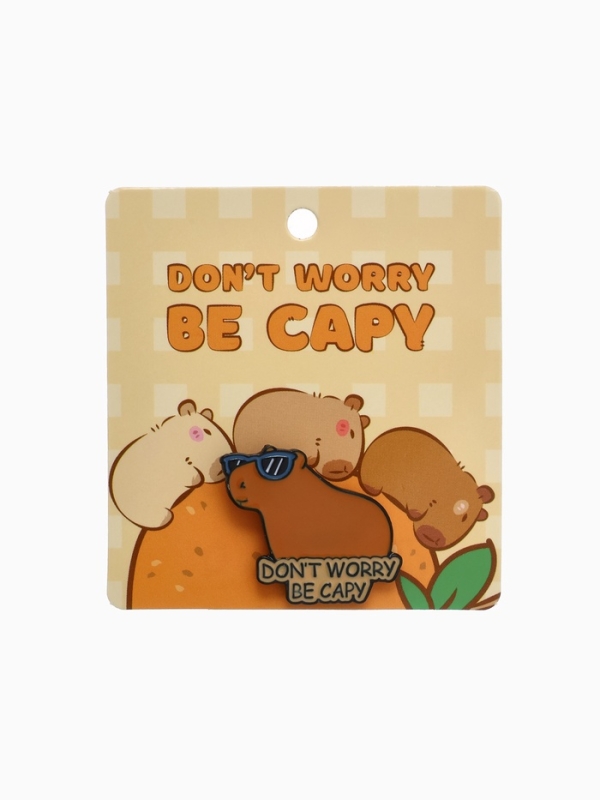 Значок &laquo;Капибара&raquo; не волнуйся, оранжевый в чёрном металле