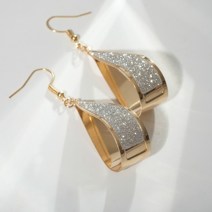 Серьги со стразами «Волна» дуга, цвет белый в золоте Серьги со стразами «Волна» дуга, цвет белый в золоте