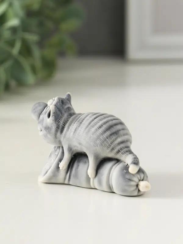 Сувенир "Кот лежит на колбасе" 4,2 см