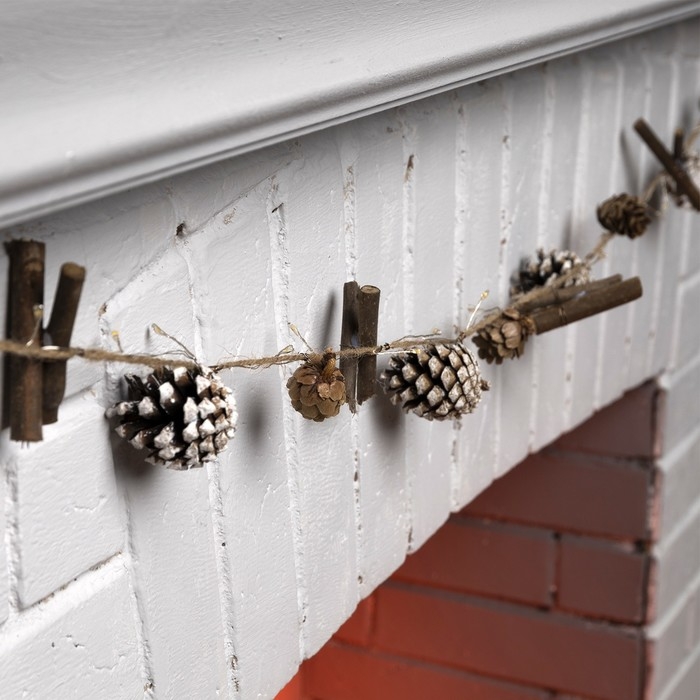 Гирлянда &laquo;Нить&raquo; 1.5 м роса с насадками &laquo;Заснеженные шишки&raquo;, IP20, серебристая нить, 30 LED, батарейки CR2032х2 (в комплекте), свечение тёплое белое