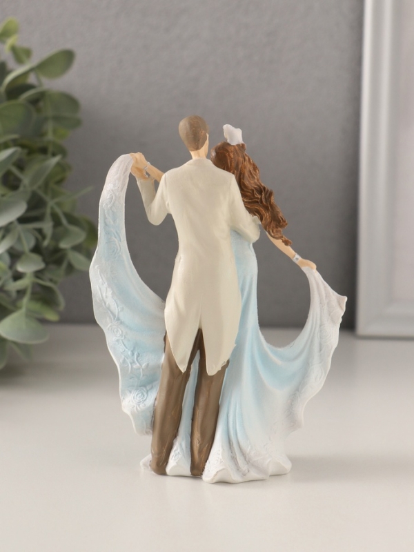 Сувенир полистоун "Танцующая пара" бело-голубой 9,5х5х13 см