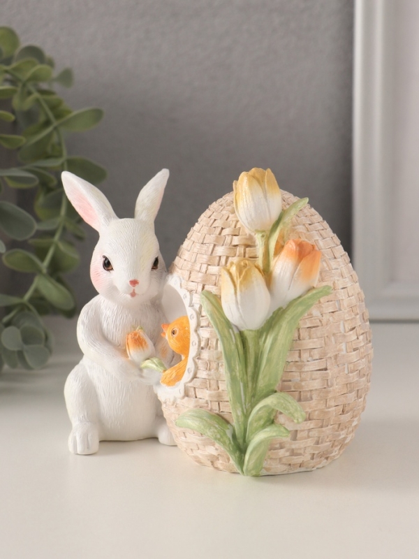 Сувенир полистоун "Кролик с цыплёнком в плетённом яйце с тюльпанами" 12х9х11 см