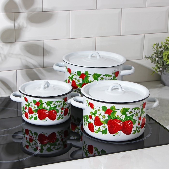 Набор эмалированных кастрюль &laquo;Клубничная поляна&raquo;, 3 предмета: 1,5 л 2,9 л 3,9 л