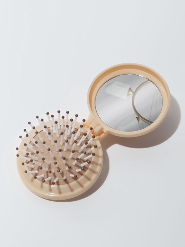Расчёска массажная &laquo;Капибара&raquo;, складная, с зеркалом, d=6.5 см, бежевая