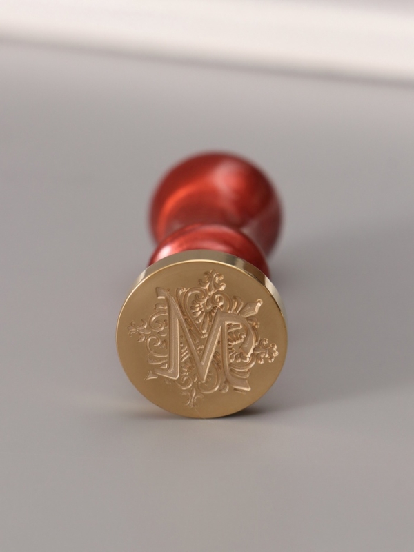 Печать для сургуча с пластиковой ручкой "Буква M на вензеле" 2,5х2,5х6,3 см