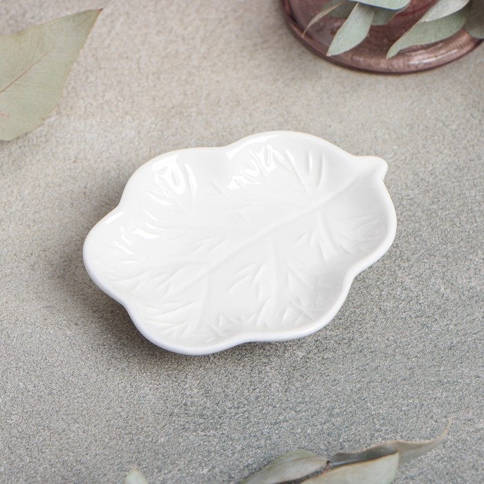 Икорница фарфоровая на ножках Magistro &laquo;Лист&raquo;, 10&times;8,5 см, цвет белый