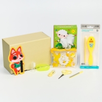 Подарочный набор &laquo;Наше чудо&raquo; 7 в 1: набор расчесок, мочалка, термометр для ванны, маникорный набор: ножнички, пилочка, кусачки, зубная щетка на палец в контейнере