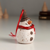 Сувенир керамика подвеска "Снеговичок в цилиндре и шарфике" 3,9х4х6,9 см Сувенир керамика подвеска "Снеговичок в цилиндре и шарфике" 3,9х4х6,9 см
