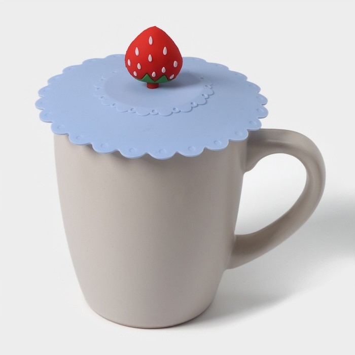 Крышка - непроливайка силиконовая Доляна &laquo;Клубничка&raquo;, d=11 см, цвет голубой