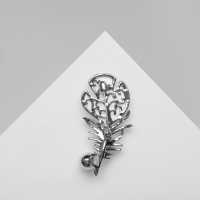 Брошь &laquo;Перо&raquo; с бусиной, цвет белый в серебре