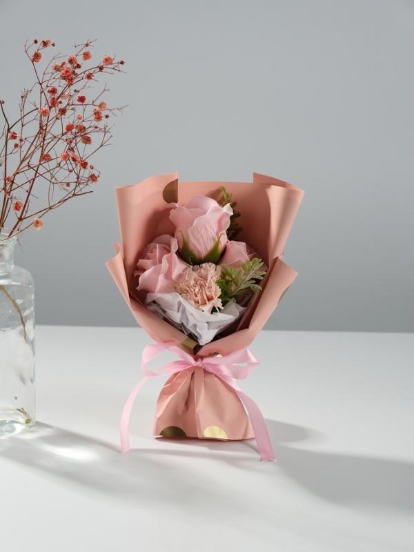 Букет из мыльных лепестков "Три розы и гвоздика" розовый 7,5х13,5х20 см