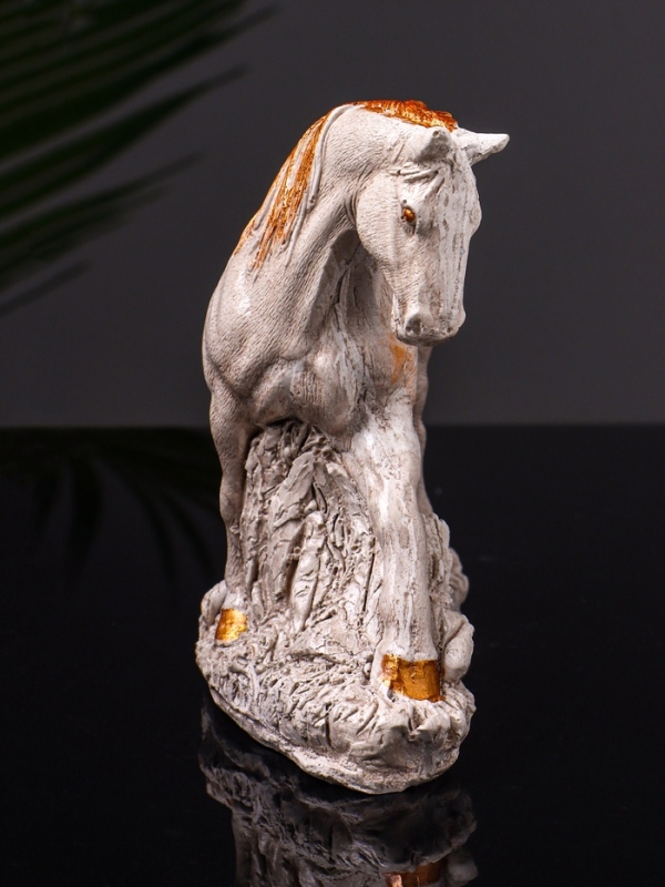 Статуэтка "Конь Граф" 12х16х6 см, цвет бежевый