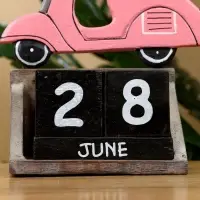 Календарь настольный "Мопед" дерево 11х5х14 см, розовый