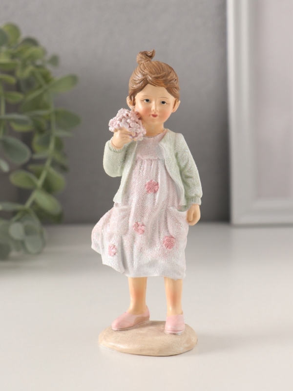 Сувенир полистоун "Малышка в розовом платье и зелёной кофточке, с букетиком" 5х4х12,5 см