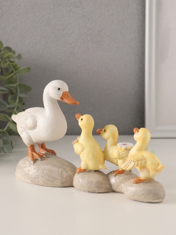 Сувенир полистоун "Уточка с утятами на камешках" 21х6,5х11 см
