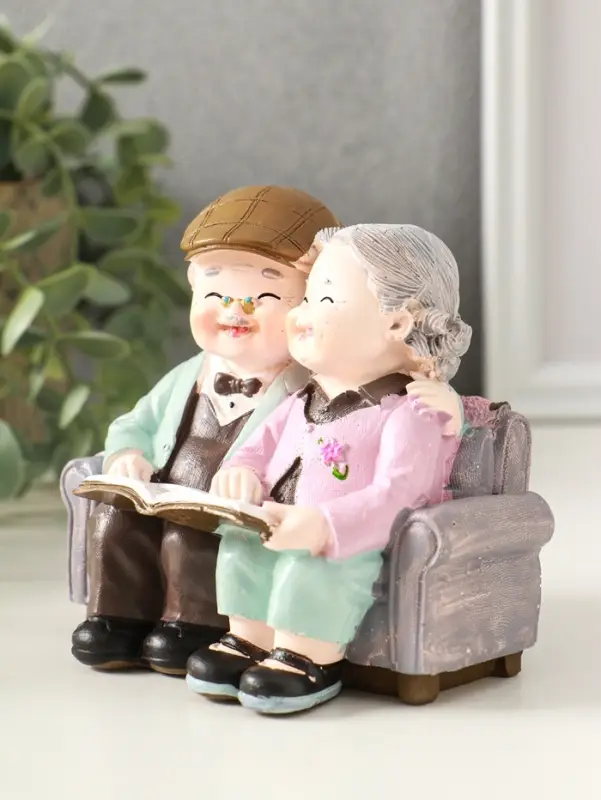 Сувенир полистоун "Дедуля с бабулей на диване читают книгу" 12х5х11 см