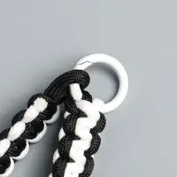 Брелок на карабине "Паракорд" шнур 0,5 см чёрно-белый 14,5х1,8х0,8 см
