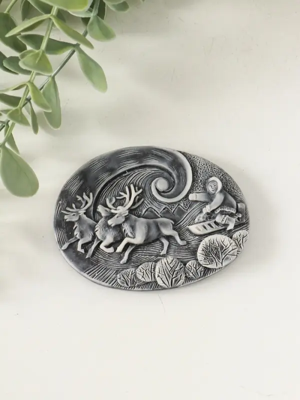 Магнит "Погонщик оленей на фоне северного сияния (барельеф)" 6 см