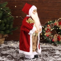 Дед Мороз "В колпачке, подарком и ягодами" 46 см, красный Дед Мороз "В колпачке, подарком и ягодами" 46 см, красный