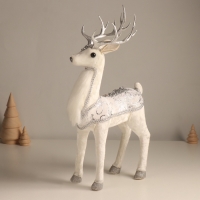 Декор "Белый олень в накидке с серебристыми узорами" 19х10х36 см Декор "Белый олень в накидке с серебристыми узорами" 19х10х36 см