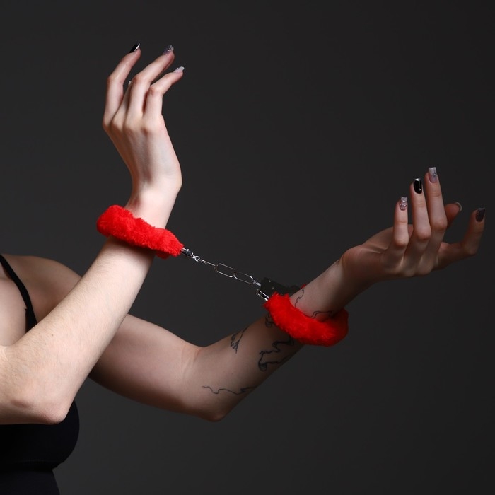 Наручники карнавальные &laquo;Всю ночь напролёт&raquo; меховые, цвет красный