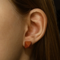 Пусеты пирамида &laquo;МИКС камней&raquo;