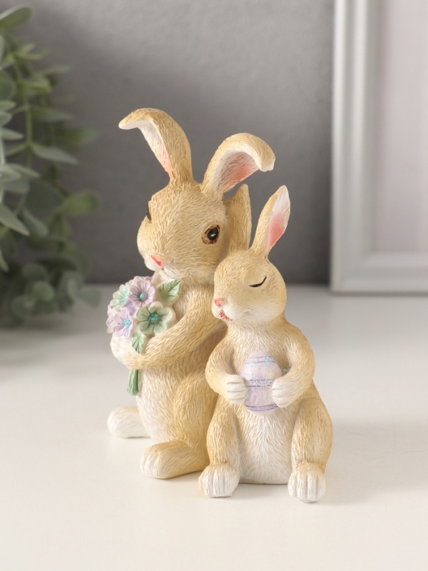 Сувенир полистоун "Зайчики с букетом незабудок и пасхальным яичком" 10,5х7х12 см