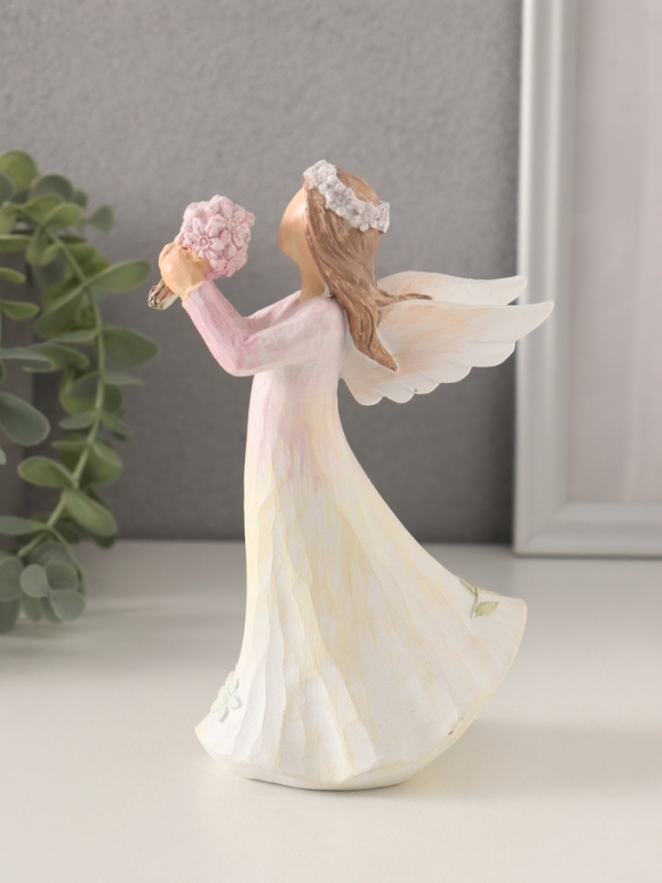Сувенир полистоун "Девушка-ангел в нежно-розовом платье, с букетом незабудок" 10х6,5х16 см   1058331