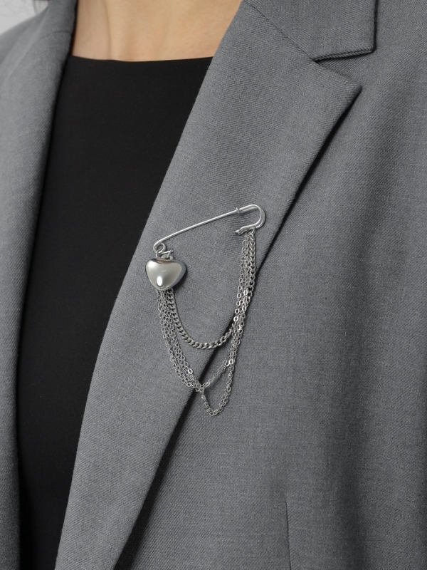 Булавка &laquo;Сердце&raquo; с цепочками, цвет серебро