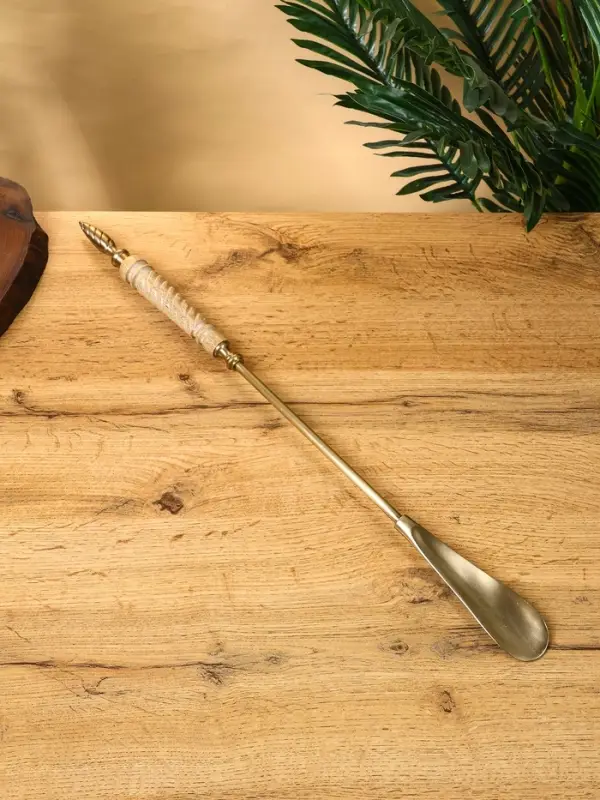 Ложка для обуви "Еловая шишка" латунь, манговое дерево 56 см