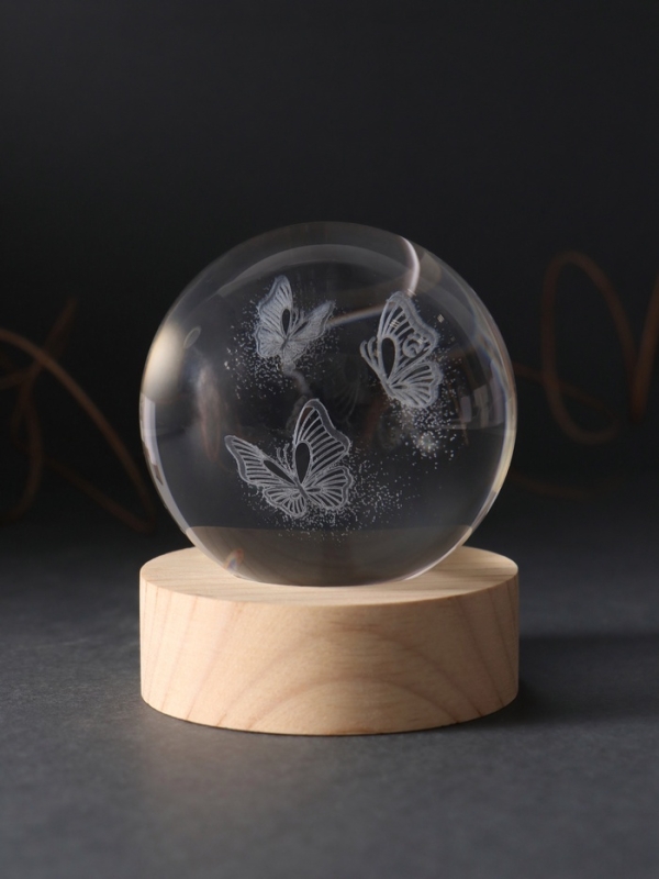 Сувенир стекло подсветка "Шар. Бабочки" d=6 см подставка дерево, USB
