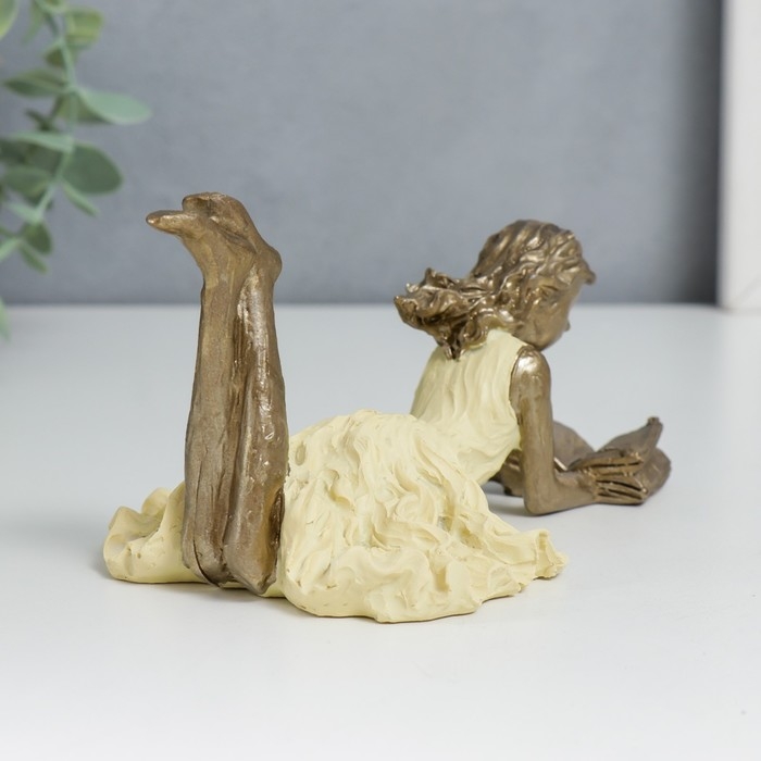 Сувенир полистоун "Девушка читает книгу, жёлтое платье" 6,5х9х14 см